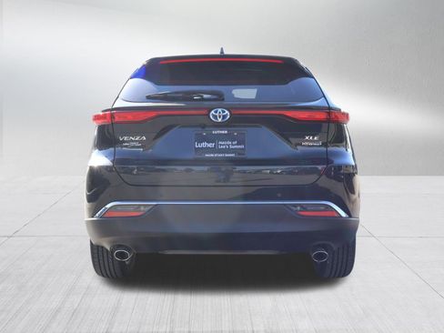 Used 2022 Toyota Venza XLE image 6