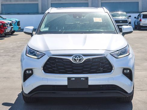 Used 2023 Toyota Highlander Limited FWD image 3