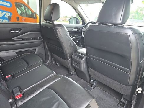 Used 2023 Nissan Pathfinder SL w/ Lighting Package (N92) FWD image 35