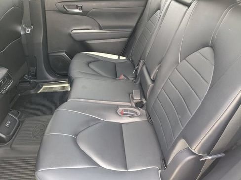 Used 2023 Toyota Highlander XLE FWD image 11