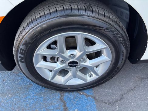 Used 2025 Kia Soul LX w/ LX Technology Package FWD image 29