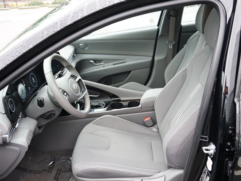 Used 2025 Hyundai Elantra SEL image 15