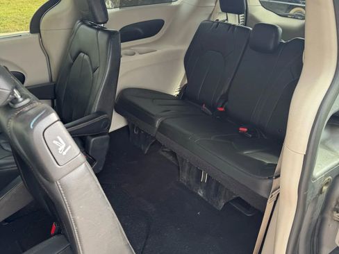 Used 2019 Chrysler Pacifica Touring-L FWD image 18