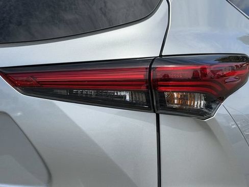 Used 2023 Toyota Highlander XLE FWD image 43
