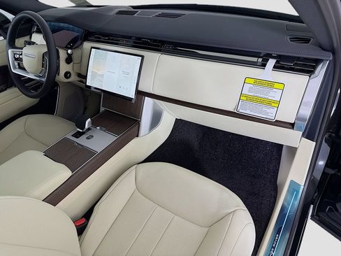 New 2026 Land Rover Range Rover Long Wheelbase SE AWD/4WD image 17