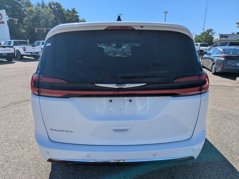 Used 2023 Chrysler Pacifica Touring-L FWD image 4