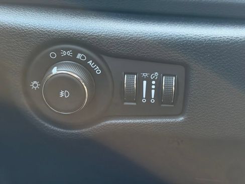 Certified 2025 Chrysler Pacifica Select FWD image 34
