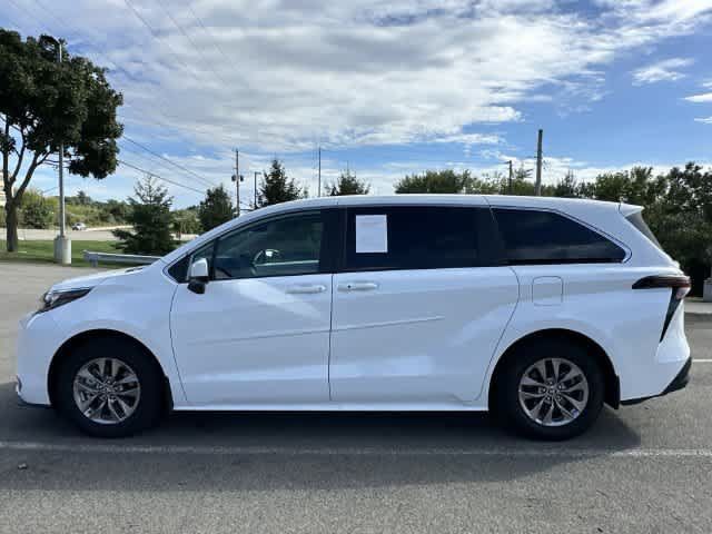 Used 2026 Toyota Sienna LE AWD/4WD image 2