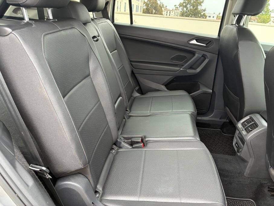 Used 2020 Volkswagen Tiguan SE w/ Panoramic Sunroof Package FWD image 31