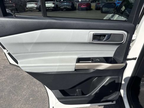 Used 2022 Ford Explorer XLT w/ Equipment Group 202A AWD/4WD image 17