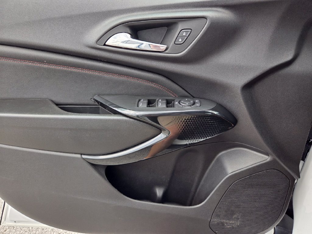 Used 2025 Chevrolet Trax RS w/ Driver Confidence Package FWD image 20