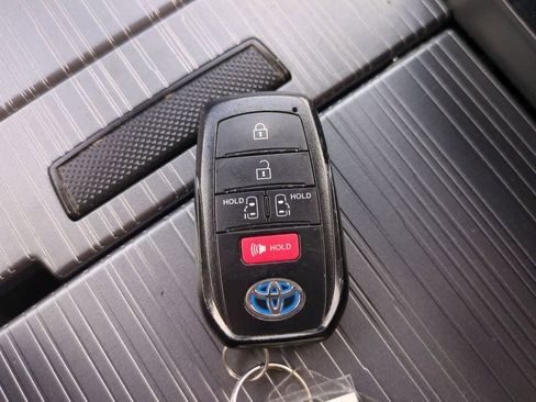 Used 2025 Toyota Sienna LE FWD image 27