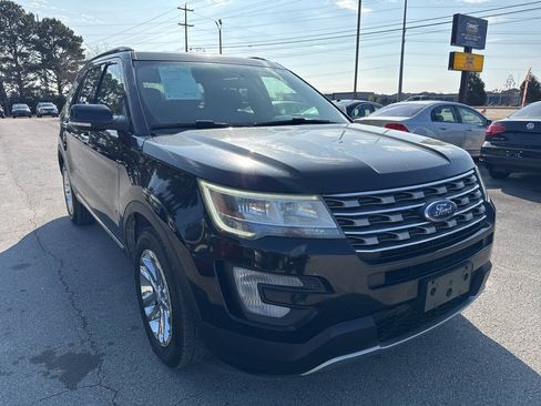 Used 2017 Ford Explorer XLT FWD image 4