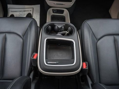 Used 2024 Chrysler Pacifica Touring-L image 27