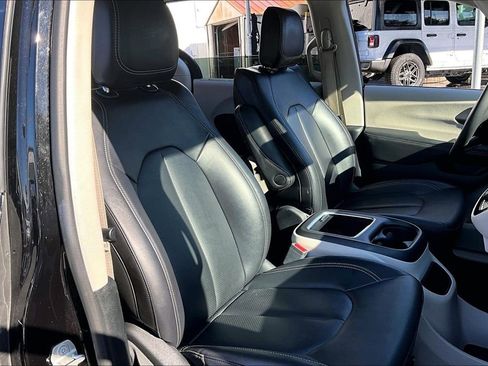 Used 2024 Chrysler Pacifica Touring-L image 28