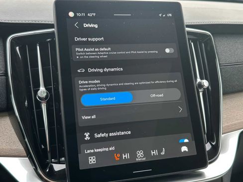 Certified 2025 Volvo XC90 B6 Plus image 32