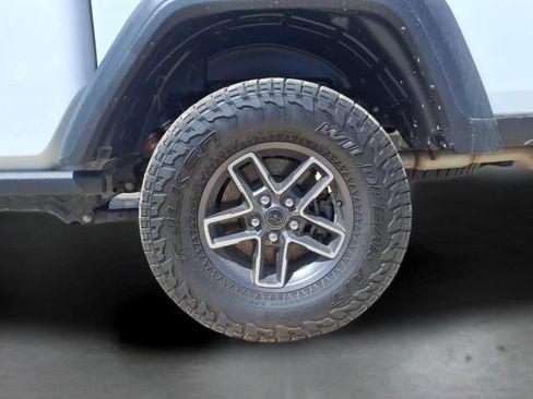 Used 2024 Jeep Gladiator Mojave w/ Technology Group AWD/4WD image 10