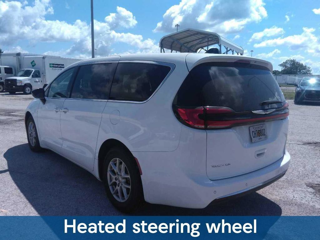 Used 2024 Chrysler Pacifica Touring-L FWD image 5
