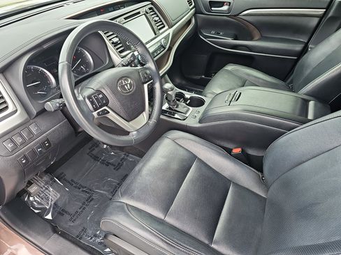 Used 2017 Toyota Highlander Limited FWD image 17