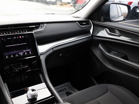 Used 2023 Jeep Grand Cherokee Laredo image 24