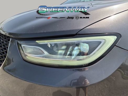 Used 2023 Chrysler Pacifica Touring-L FWD image 5