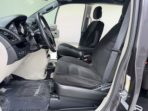 Used 2016 Dodge Grand Caravan SE FWD image 13