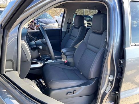 Used 2024 Nissan Frontier SV image 9