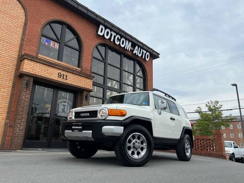 Used 2013 Toyota FJ Cruiser 4WD w/ Upgrade Pkg image 3