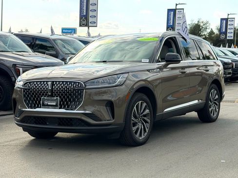 Used 2025 Lincoln Aviator AWD image 4