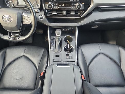 Used 2021 Toyota Highlander XLE AWD/4WD image 19