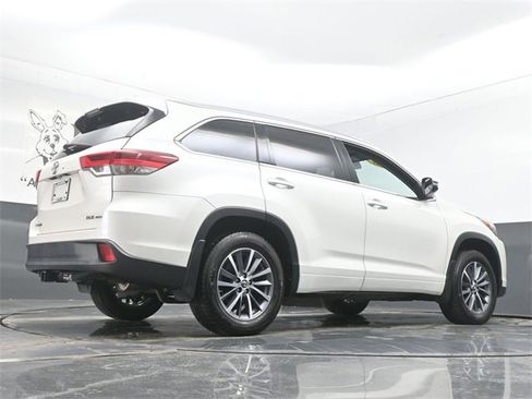 Used 2018 Toyota Highlander XLE image 32
