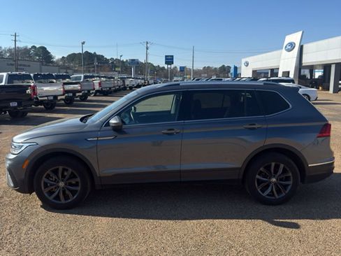 Used 2024 Volkswagen Tiguan SE image 2