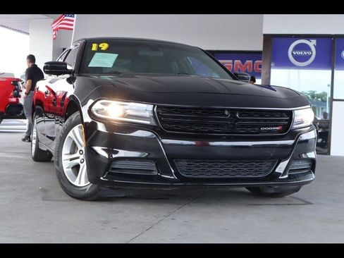 Used 2019 Dodge Charger SXT image 1
