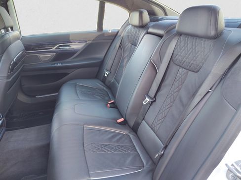 Used 2022 BMW 750i xDrive w/ Executive Package image 19