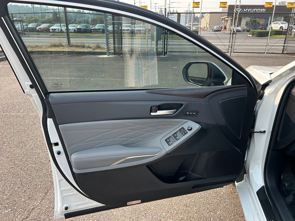 Used 2021 Toyota Avalon Limited w/ Advanced Safety Package FWD image 9