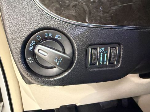 Used 2016 Chrysler Town & Country Touring-L image 35