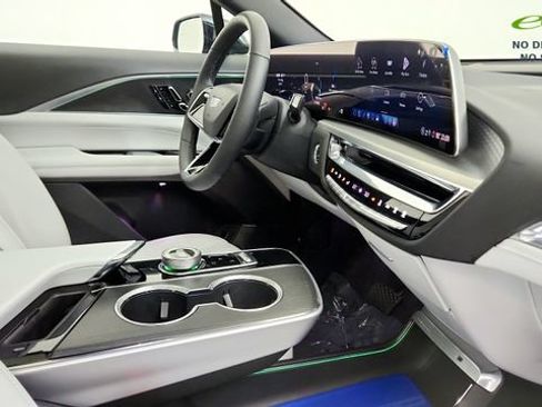 Used 2025 Cadillac Lyriq Luxury AWD/4WD image 36