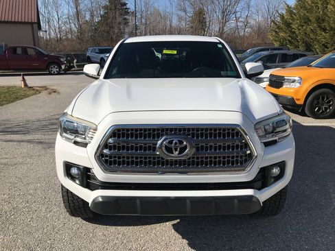 Used 2017 Toyota Tacoma TRD Off-Road image 3