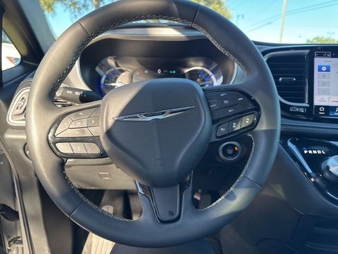 Used 2024 Chrysler Pacifica Select image 26