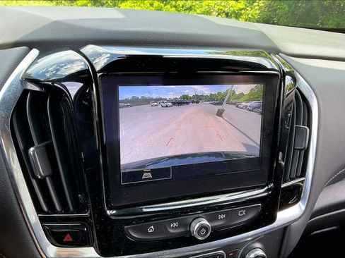Used 2023 Chevrolet Traverse LT FWD image 11
