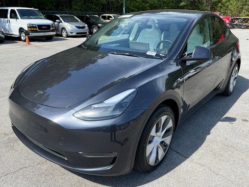 Used 2024 Tesla Model Y Long Range AWD/4WD image 3