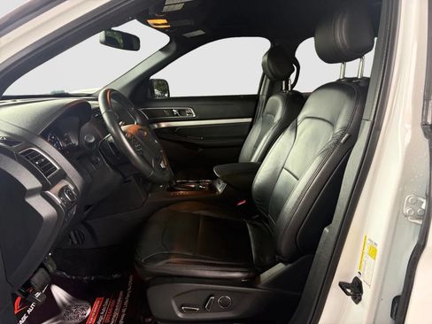 Used 2017 Ford Explorer XLT w/ Equipment Group 202A AWD/4WD image 12