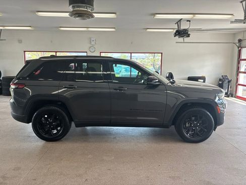 Used 2025 Jeep Grand Cherokee Altitude w/ Trailer Tow Package AWD/4WD image 25