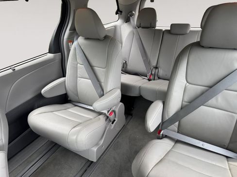 Used 2017 Toyota Sienna XLE Premium AWD/4WD image 13