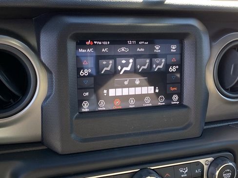 Used 2021 Jeep Gladiator Sport image 16