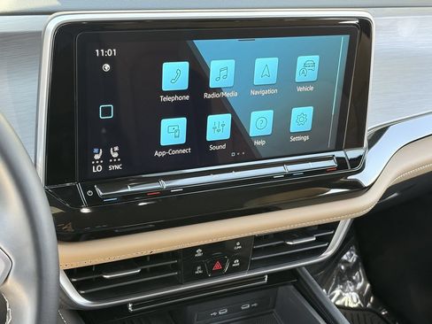 Used 2025 Volkswagen Atlas Cross Sport SE FWD image 26