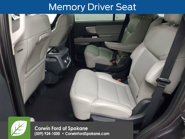 Used 2025 Ford Expedition Active AWD/4WD image 7