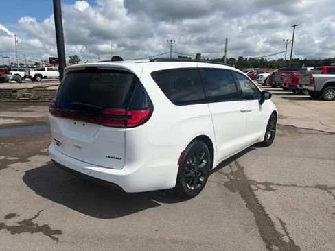 Used 2025 Chrysler Pacifica Limited FWD image 6