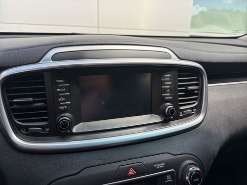 Used 2019 Kia Sorento S image 9