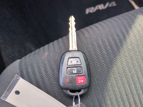 Used 2018 Toyota RAV4 LE FWD image 25